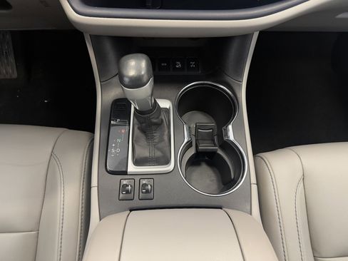 Used 2017 Toyota Highlander SE image 38
