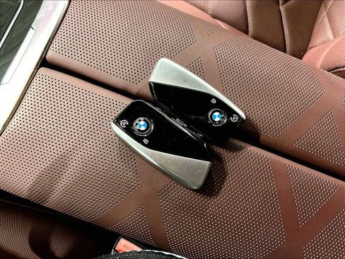 Used 2025 BMW 760i xDrive w/ Premium Package image 38