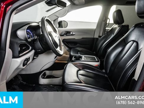Used 2023 Chrysler Pacifica Touring-L FWD image 16