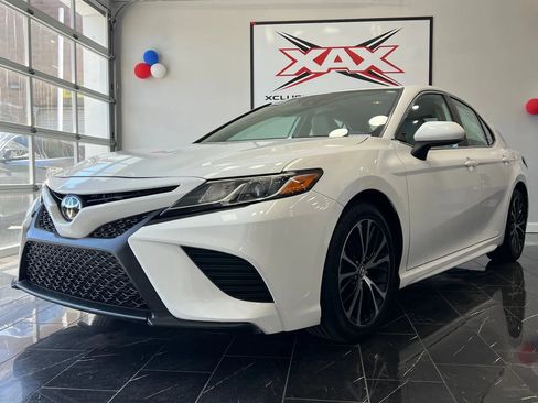 Used 2019 Toyota Camry SE FWD image 3