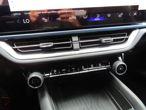 Used 2024 Chevrolet Equinox EV LT image 19