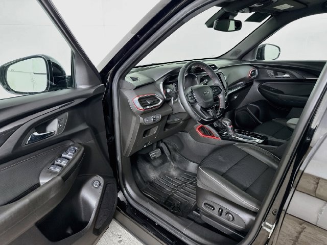 Used 2023 Chevrolet TrailBlazer RS w/ Sun and Liftgate Package AWD/4WD image 3
