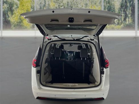 Used 2023 Chrysler Pacifica Touring-L image 13