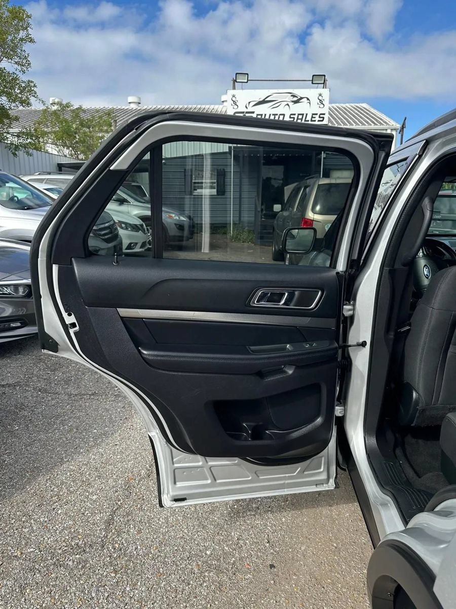 Used 2018 Ford Explorer XLT w/ Equipment Group 201A FWD image 11