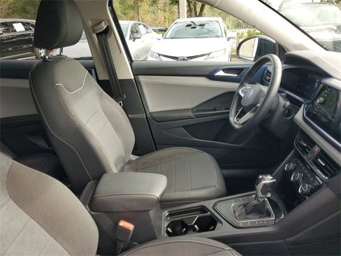 Used 2024 Volkswagen Taos SE image 34