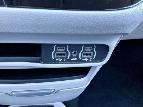 Used 2024 Chrysler Pacifica Touring-L image 30