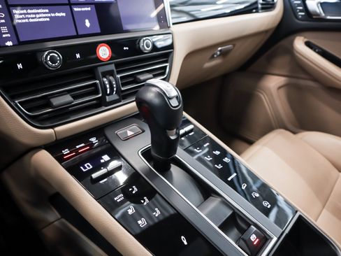 Certified 2023 Porsche Macan image 15