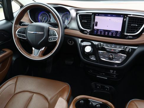 Used 2018 Chrysler Pacifica Limited image 10