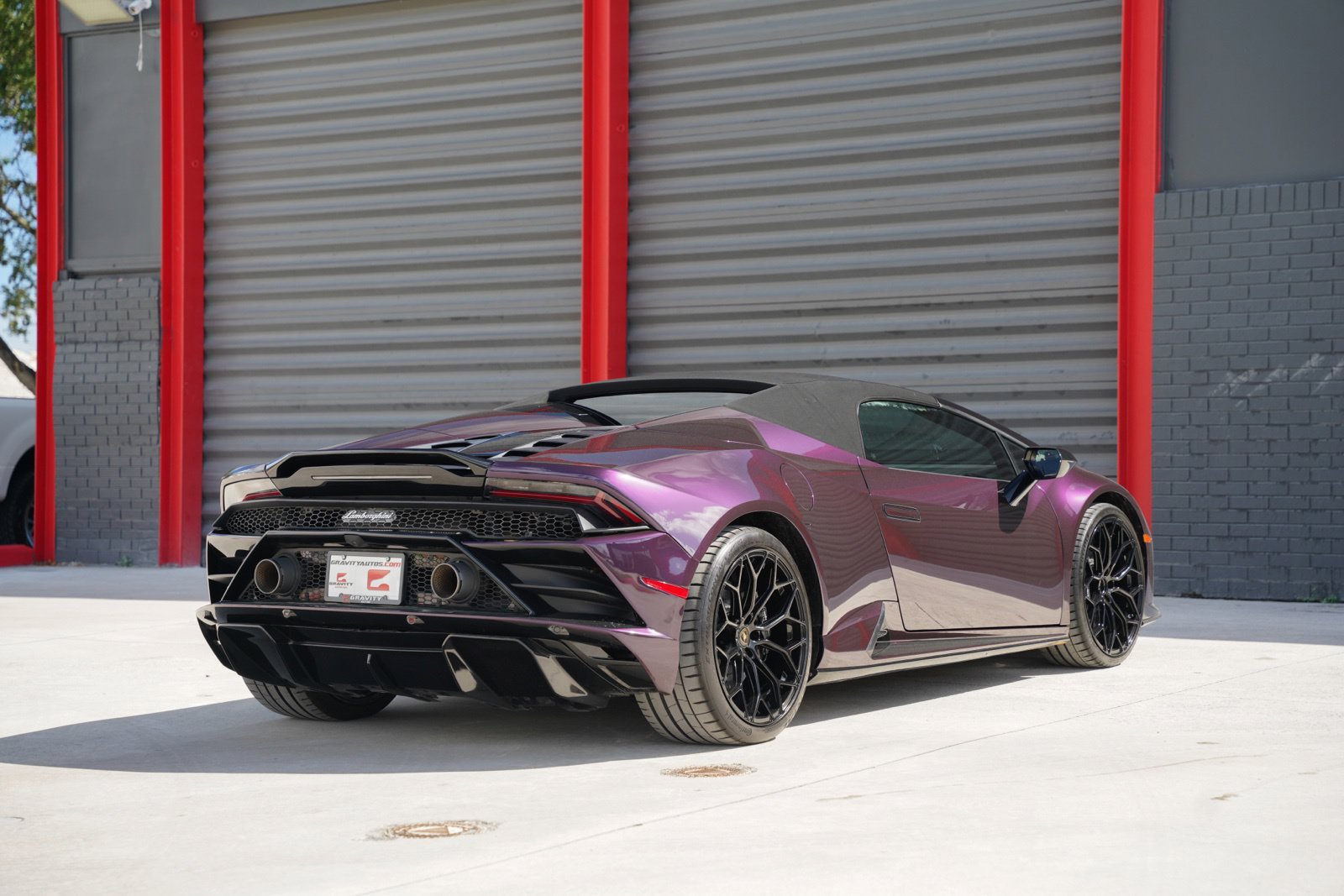 Used 2022 Lamborghini Huracan EVO RWD image 2