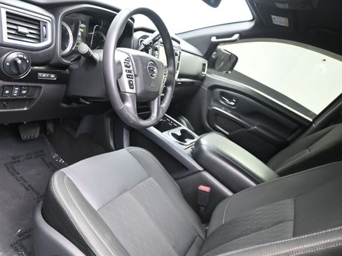 Used 2018 Nissan Titan SV w/ SV Convenience Package image 9