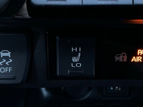 Used 2025 Toyota RAV4 XLE image 28