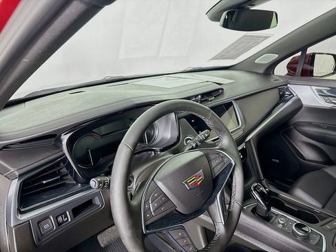 Used 2025 Cadillac XT5 Premium Luxury AWD/4WD image 4