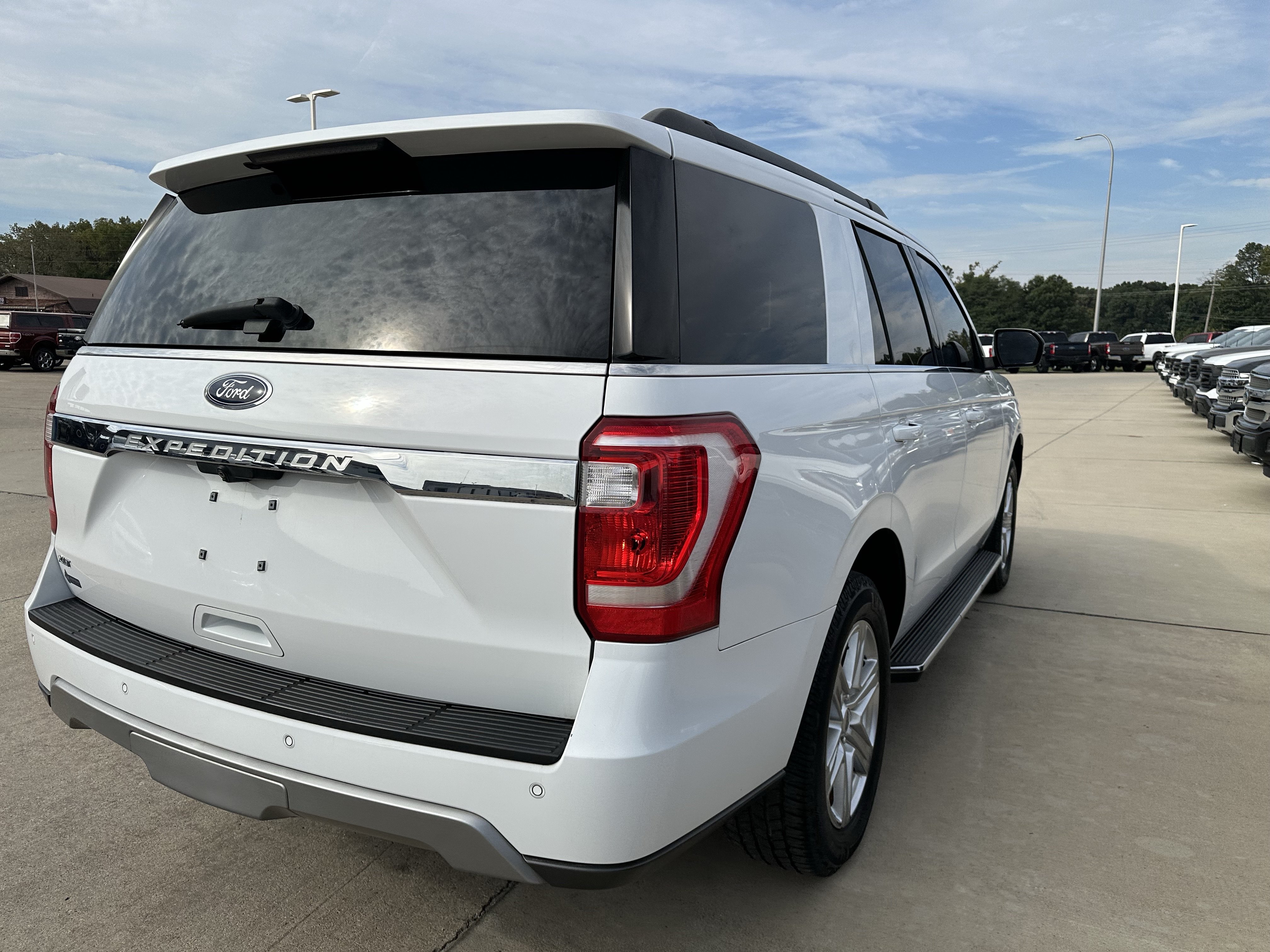 Used 2020 Ford Expedition XLT w/ Equipment Group 202A AWD/4WD image 6
