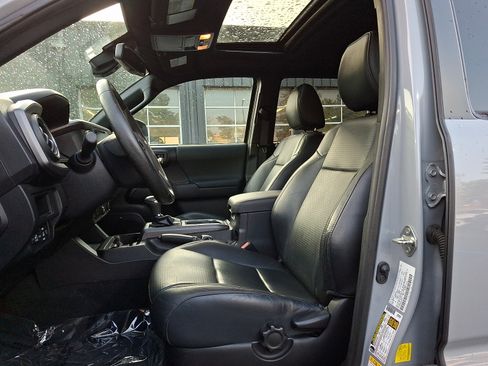 Used 2018 Toyota Tacoma TRD Sport AWD/4WD image 13