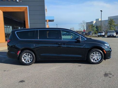 New 2026 Chrysler Pacifica Select image 3