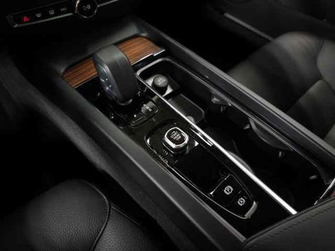 Used 2025 Volvo V60 B5 Cross Country Plus image 32