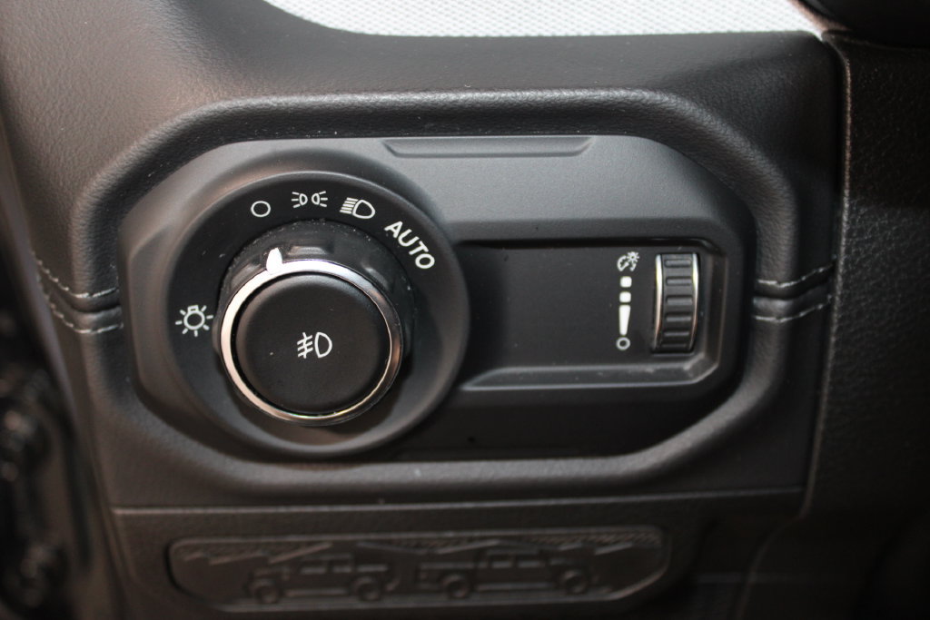 Used 2025 Jeep Wrangler Unlimited Sahara AWD/4WD image 38