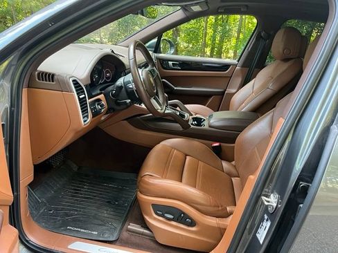 Used 2023 Porsche Cayenne Platinum Edition AWD/4WD image 5