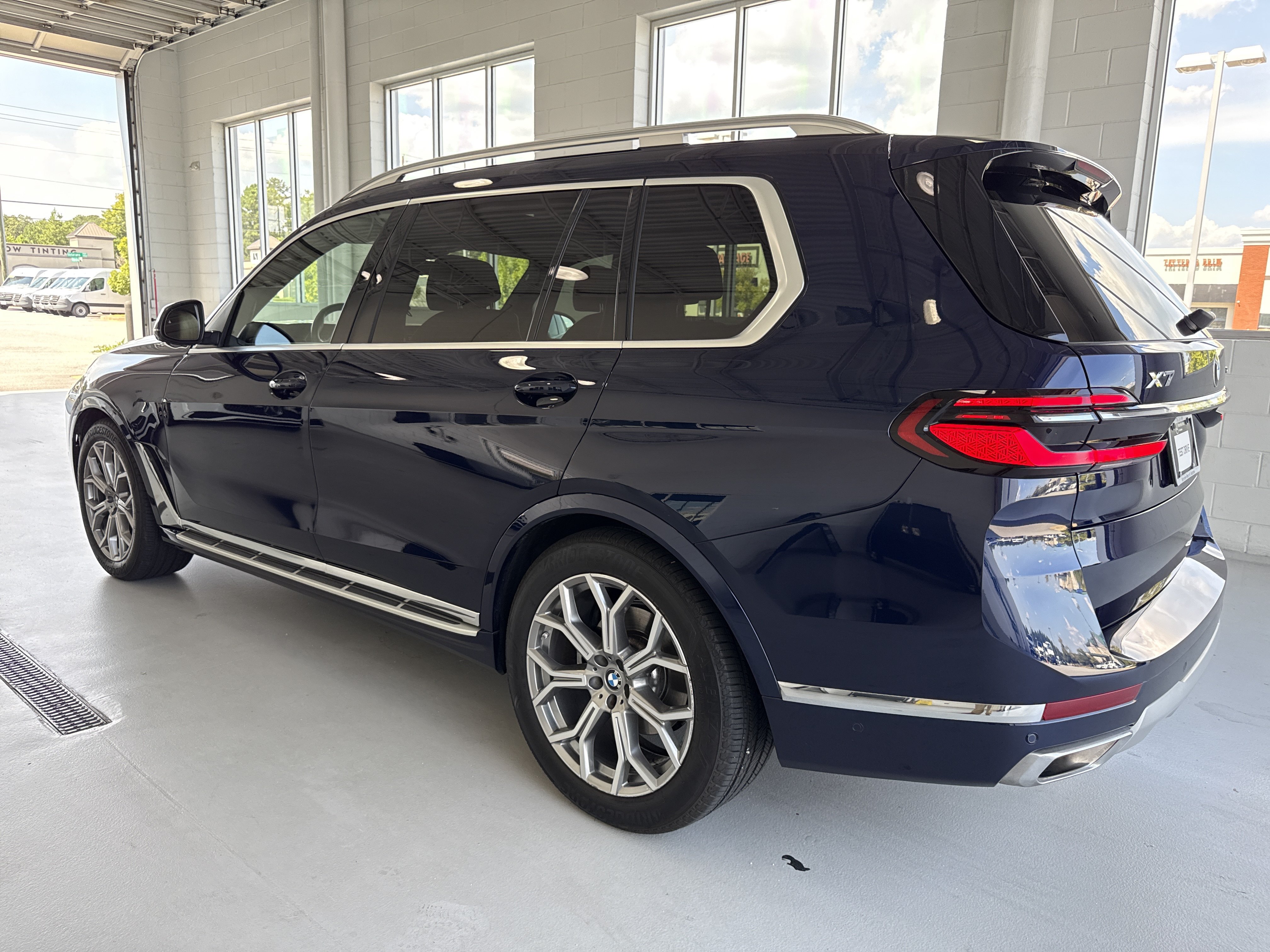 Used 2023 BMW X7 xDrive40i w/ Executive Package AWD/4WD image 3