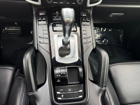 Used 2017 Porsche Cayenne Platinum Edition image 16