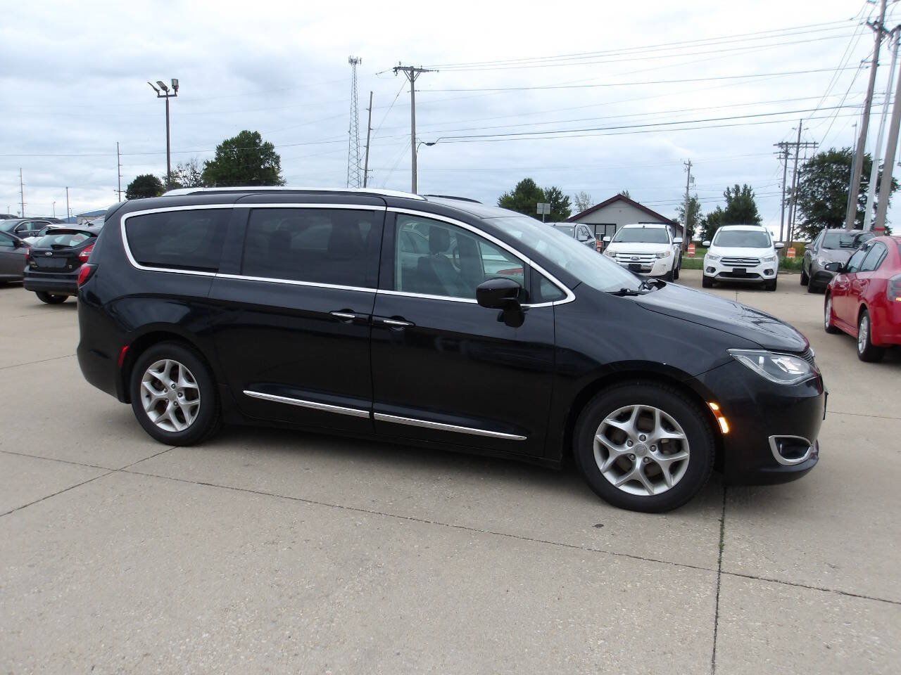 Used 2019 Chrysler Pacifica Touring-L w/ Advanced Safetytec Group FWD image 5