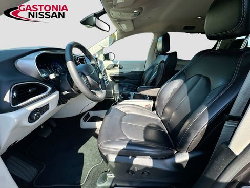 Used 2023 Chrysler Pacifica Touring-L FWD image 27