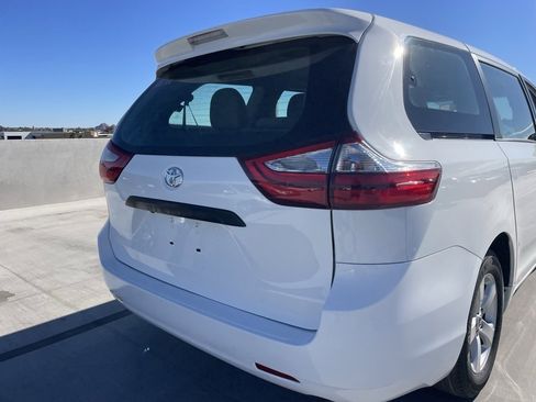 Used 2017 Toyota Sienna L image 4