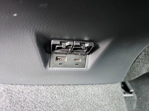 Used 2025 Toyota Camry SE image 11