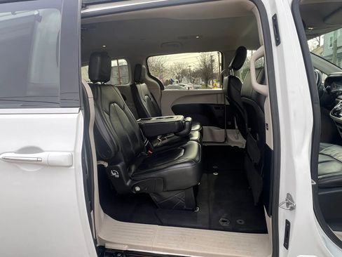 Used 2017 Chrysler Pacifica Touring-L image 31