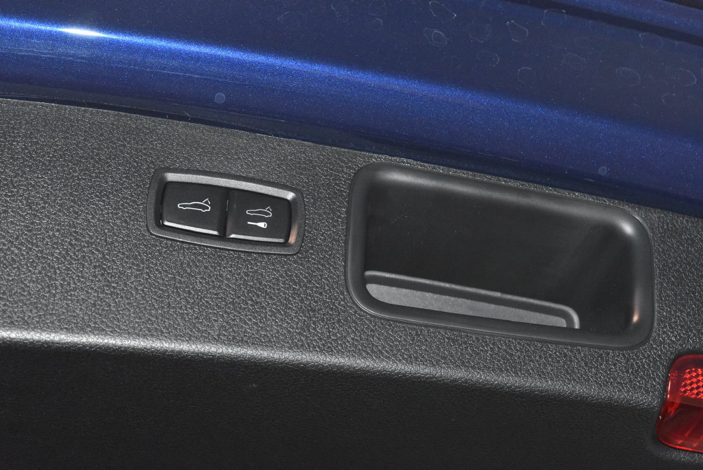 Used 2026 Porsche Macan AWD/4WD image 35