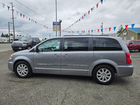 Used 2016 Chrysler Town & Country Touring image 4