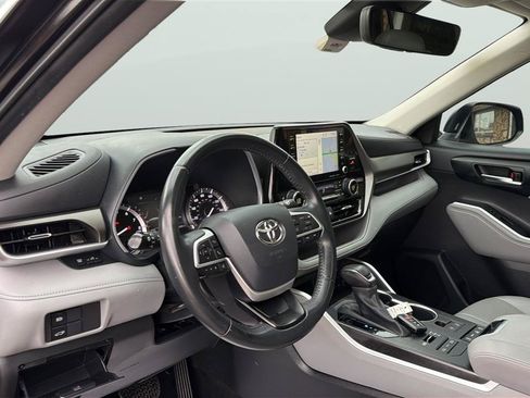 Used 2022 Toyota Highlander XLE AWD/4WD image 17
