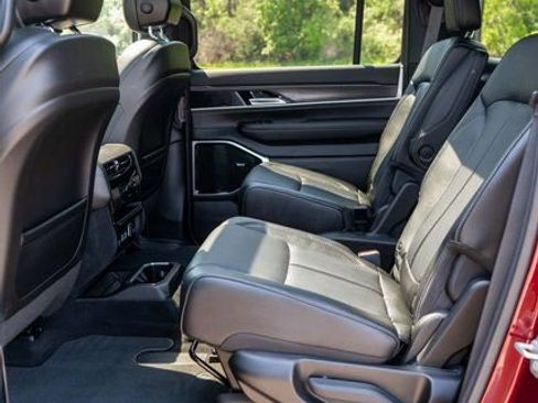 Used 2023 Jeep Wagoneer Series III w/ Premium Group I AWD/4WD image 12