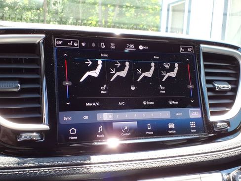 Used 2022 Chrysler Pacifica Touring-L w/ S Appearance Package FWD image 19