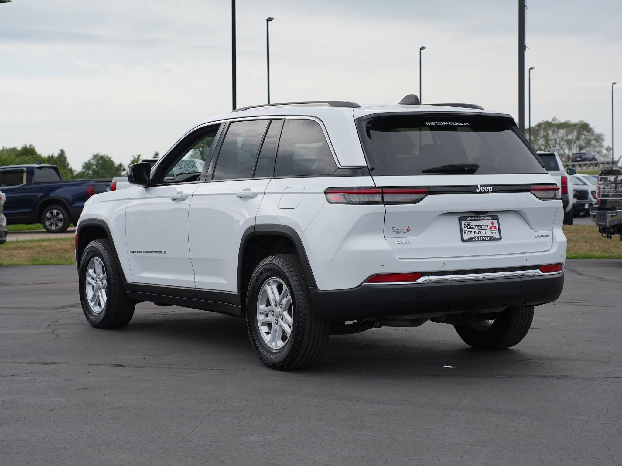 Used 2023 Jeep Grand Cherokee Laredo AWD/4WD image 6