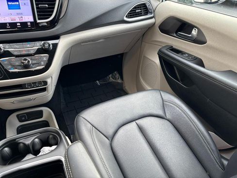Used 2024 Chrysler Pacifica Touring-L FWD image 19