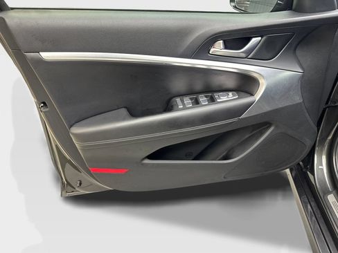 Used 2025 Genesis G70 2.5T RWD image 31