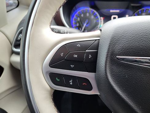 Used 2018 Chrysler Pacifica Limited FWD image 32