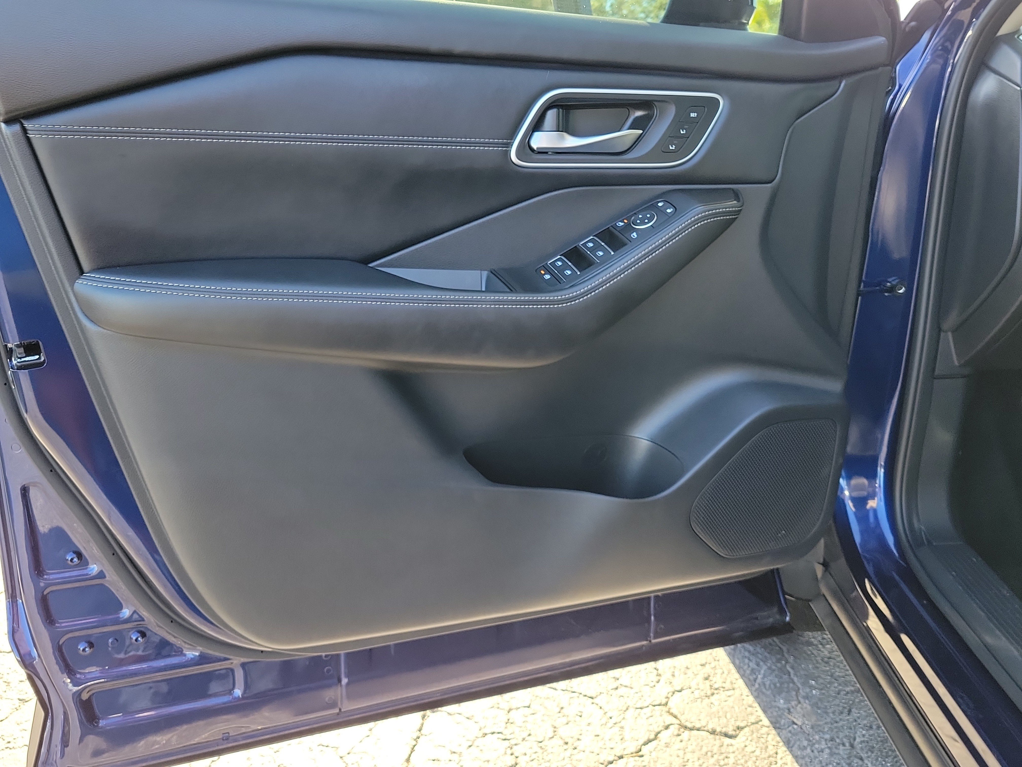 Certified 2025 Nissan Rogue Platinum w/ Platinum Premium Package FWD image 15