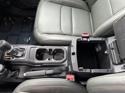 New 2025 Jeep Gladiator Mojave image 18