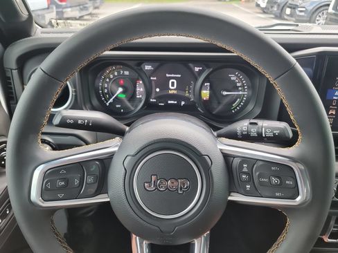 Used 2024 Jeep Wrangler Unlimited Sahara w/ Technology Group AWD/4WD image 28