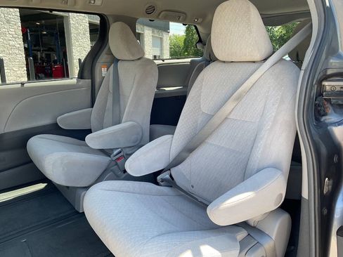 Used 2017 Toyota Sienna LE AWD/4WD image 29