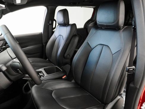 New 2026 Chrysler Pacifica Select image 10