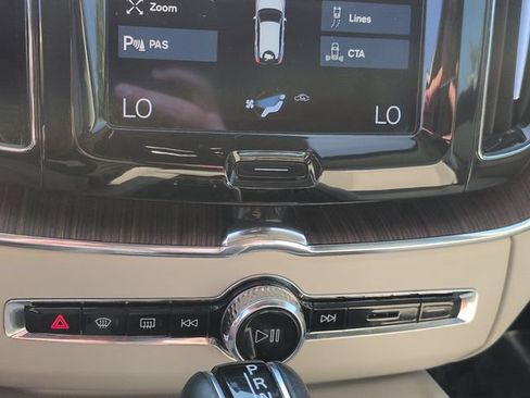 Used 2021 Volvo XC60 T5 Momentum w/ Premium Package FWD image 24