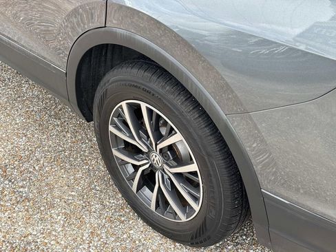 Used 2019 Volkswagen Tiguan SE w/ Panoramic Sunroof Package FWD image 5