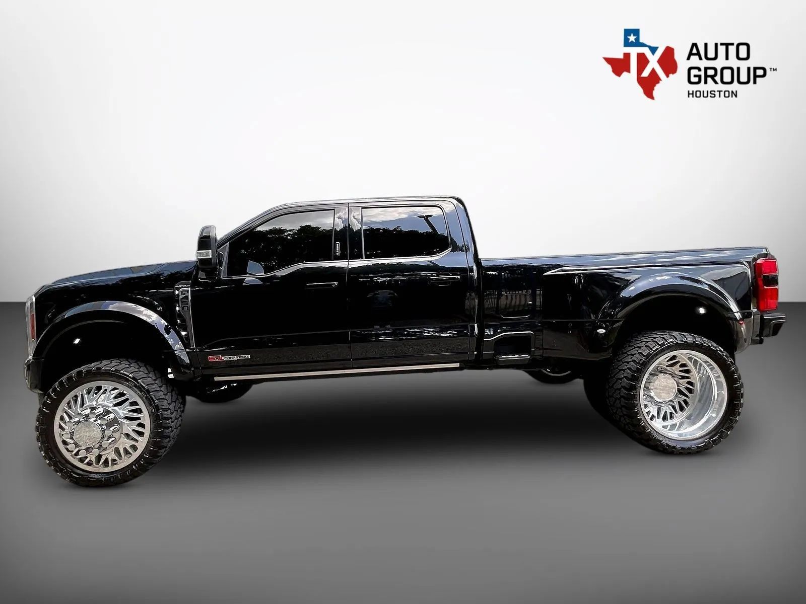Used 2023 Ford F450 Platinum w/ FX4 Off-Road Package AWD/4WD image 9