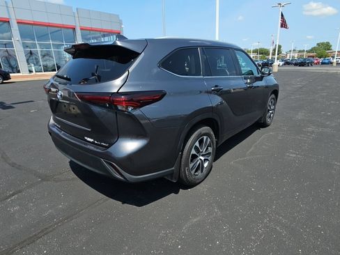 Certified 2025 Toyota Highlander XLE AWD/4WD image 3