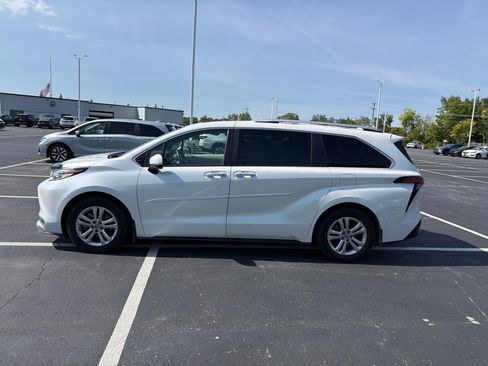 Used 2022 Toyota Sienna Platinum AWD/4WD image 5
