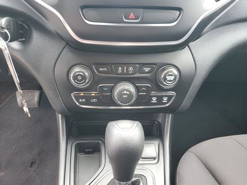 Used 2019 Jeep Cherokee Latitude w/ Popular Appearance Group image 38