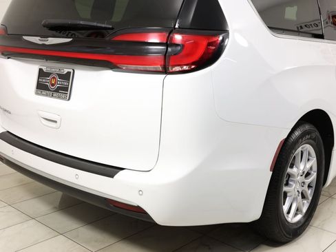 Used 2024 Chrysler Pacifica Touring-L FWD image 40